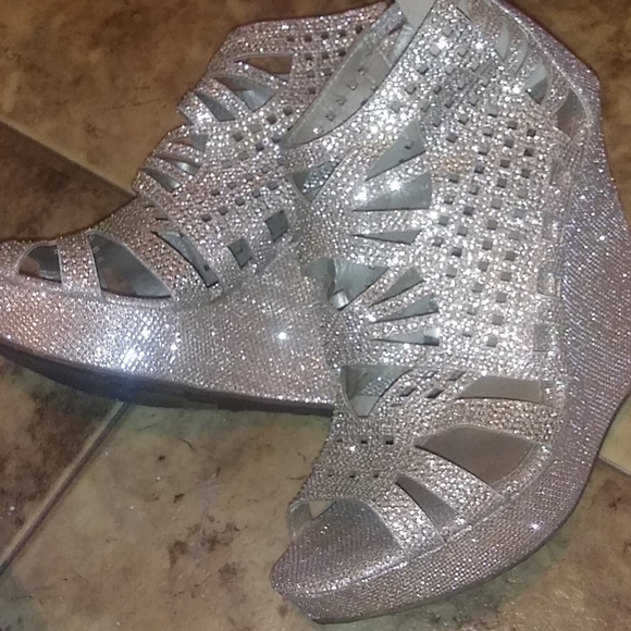 Wedged Sandals, 100% Blinged Out,Beautiful Gold. - Picture 4 of 6